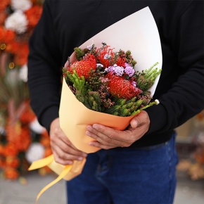 Букет "Капс" из лейко и экзотики в Воскресенске