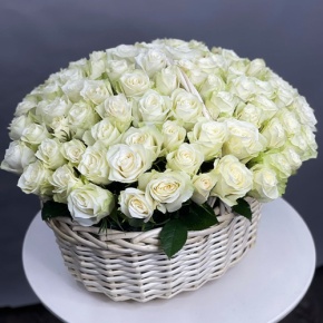 101 белая роза в корзине (40 см) в Воскресенске