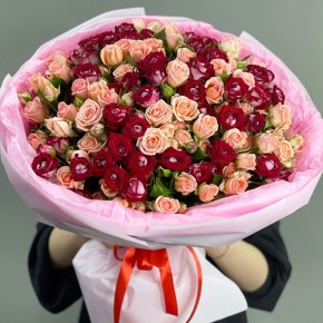 Букет "Рубиновый гранит" из 35 кустовых роз микс (50 см) в Воскресенске