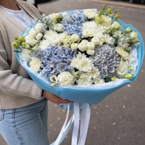 Букет "Голубые облака" из хризантемы, диантусов, Голландской гортензии, дельфиниума и эустомы в Воскресенске