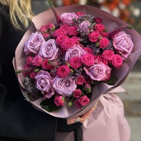 Букет "Малиновый вечер" из кустовых малиновых роз, вероники, лимониума и роз Меритим в Воскресенске