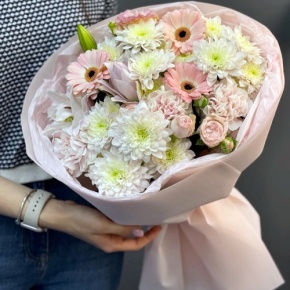 Букет "Дружба" из хризантемы, пионовидной лилии, гербер, диантусов и кустовых роз в Воскресенске
