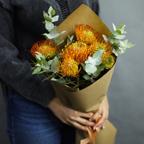 Букет "Гости из будущего" из 5 лейко и эвкалипта в Воскресенске