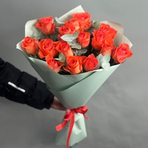 Букет из 15 морковных роз с эвкалиптом (50 см) в Воскресенске