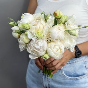 Свадебный букет из эустом и пионов в Воскресенске