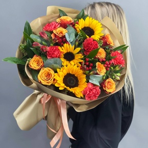 Букет "Ричи" из подсолнухов, альстромерий, гиперикума, роз, скиммии и диантусов в Воскресенске