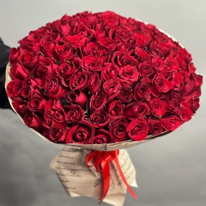 Букет 101 красная роза Кения в крафте (50 см) в Воскресенске