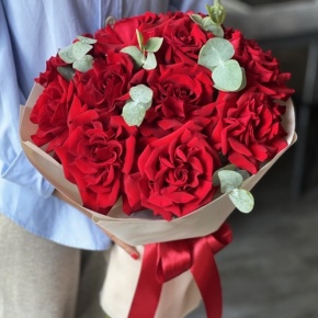 Букет "Красная пантера" из 13 роз Эквадор и эвкалипта в Воскресенске