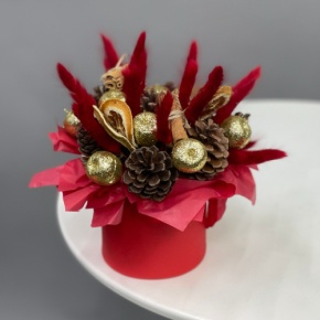 Композиция в шляпной коробке "Глинтвейн золото" из шишек, корицы и лагуруса в Воскресенске