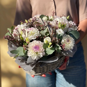 Композиция в корзине "Сюзи" из георгин, эустом и капса в Воскресенске
