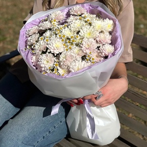 Букет "Нежный взгляд" из кустовых хризантем и ромашек в Воскресенске