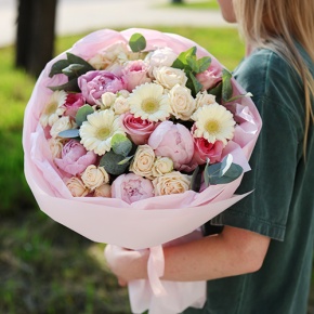 Букет "Элизабет" из пионов, роз, эвкалипта и гербер в Воскресенске