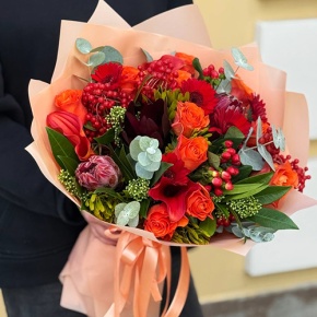 Букет "Красный закат" из калл, роз, калины, скиммии, гиперикума, сафари, гербер и капса в Воскресенске