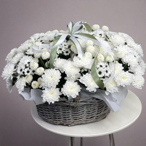 Композиция в корзине "Снежная лавина" из хризантем в Воскресенске