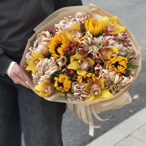 Букет "Биркин" из подсолнухов, орхидей, гиперикума, хризантем Виена в Воскресенске