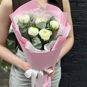 Букет-комплимент из 5 белых ранункулюсов в Воскресенске