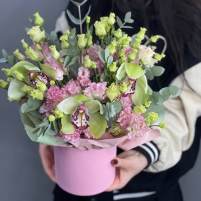 Композиция в шляпной коробке "Melody" из лаймовых орхидей и эустом в Воскресенске