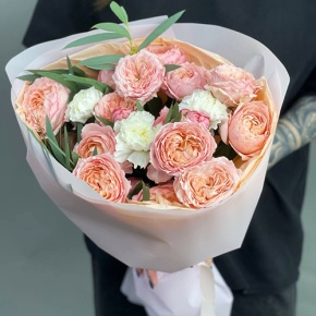 Букет "Ласковый миг" из кустовых пионовидных роз Джульетта и диантусов в Воскресенске