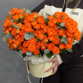 Композиция в шляпной коробке "Закат" из кустовых роз и эвкалипта в Воскресенске