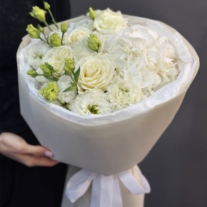 Букет "Нега" из Голландской гортензии, роз и эустом в Воскресенске