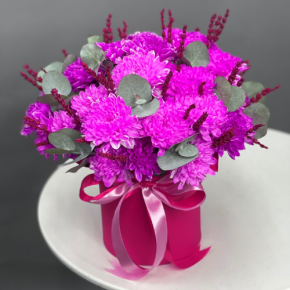 Композиция в шляпной коробке "Магия розового" из хризантем и лаванды в Воскресенске