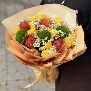 Букет "Зельда" из диантусов Lux, лимонных роз, лейко и ромашек в Воскресенске