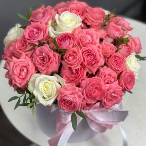 Композиция в шляпной коробке из белых и кустовых коралловых роз в Воскресенске