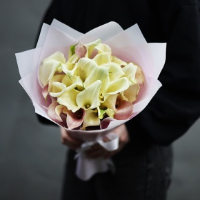 Букет из 25 калл нежный микс в Воскресенске