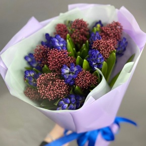 Букет "Твой яркий день" из гиацинтов и скиммии в Воскресенске