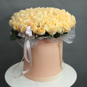 Композиция в шляпной коробке из 101 кремовой розы в Воскресенске