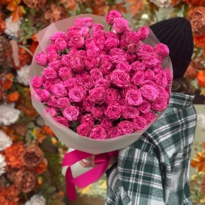 Букет из 35 малиновых кустовых пионовидных роз (60 см) в Воскресенске