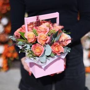 Композиция в ящике из роз Мисс Пигги и капса в Воскресенске