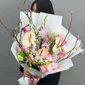 Авторский букет с антуриумами, ранункулюсами и цветущими ветками магнолии в Воскресенске