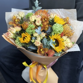 Букет "Сочиняй мечты" из подсолнухов, лейко, вибирнума, орхидей, калл, кустовых роз и талинума в Воскресенске