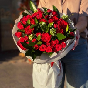 Букет "Всё возможно" из кустовых роз, скиммии, роз Эль Торо и рускуса в Воскресенске