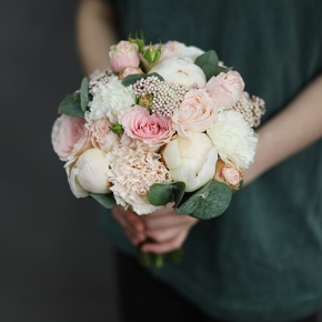 Свадебный букет диантусов, пионов, роз и озатамнуса в Воскресенске