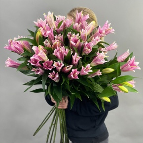 Букет из 17 розовых лилий в Воскресенске