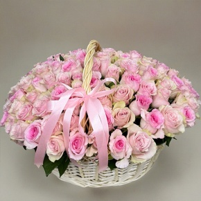 Композиция в корзине из 101 кенийской розы нежный микс (40 см) в Воскресенске