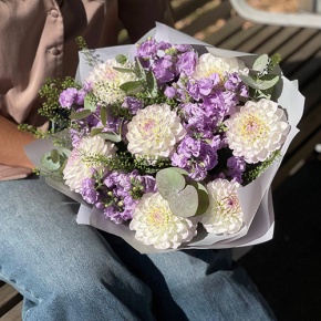 Букет "Совершенство" из георгин и ароматных маттиол в Воскресенске