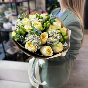 Букет "Мичиган" из пионовидных роз Баттеркап, озатамнуса, оксипеталума и гиперикума в Воскресенске