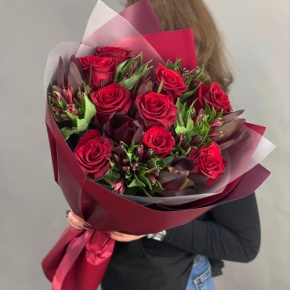 Букет "Татьяна" из красных роз Эквадор, альстромерии и сафари в Воскресенске