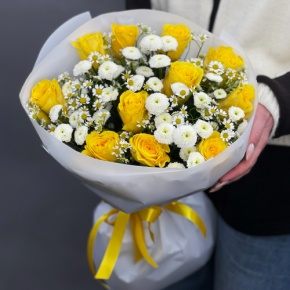 Букет "Синди" из лимонных роз, ромашек и хризантем сантини в Воскресенске