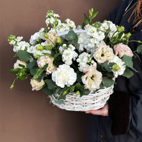 Композиция в корзине "Фея" из маттиол, диантусов, эустом и эвкалипта в Воскресенске