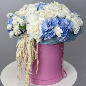Композиция в шляпной коробке "Красотка" из пионов, гортензий, ранункулюсов, роз Эквадор, оксипеталума, диантусов и хризантем Ньютон  в Воскресенске