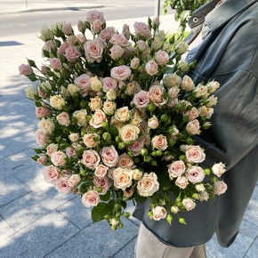 Букет из 31 кустовой розы микс (70 см) в Воскресенске