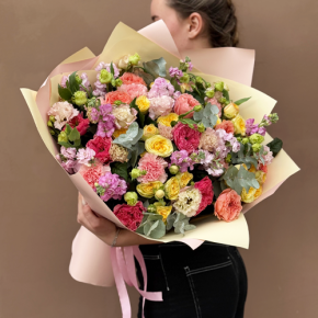 Букет "Яркая птичка" из пионовидных роз Риджертс Парк, маттиол, диантусов и эустом в Воскресенске