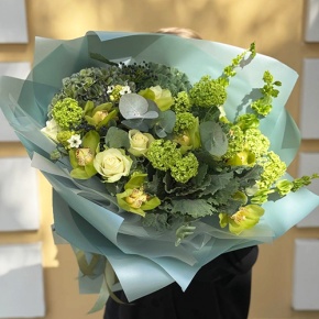 Букет "Виват" из Голландской гортензии, ягод вибирнума, орхидей, роз, брассики и орнитогалума  в Воскресенске