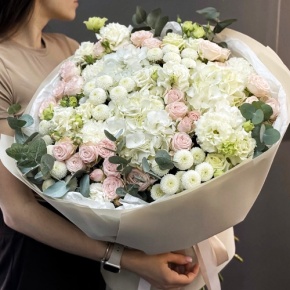 Букет "Пастелла" из кустовых пионовидных роз, Голландской Гортензии, эустомы, хризантемы Ньютон и эвкалипта в Воскресенске