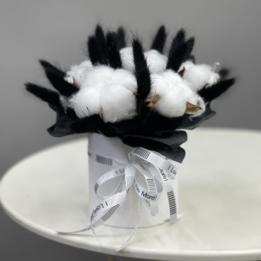 Композиция в шляпной коробке мини "Чикатуха" из хлопка и лагуруса в Воскресенске