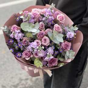 Букет "Хрустальный" из роз, астера и ароматных маттиол в Воскресенске